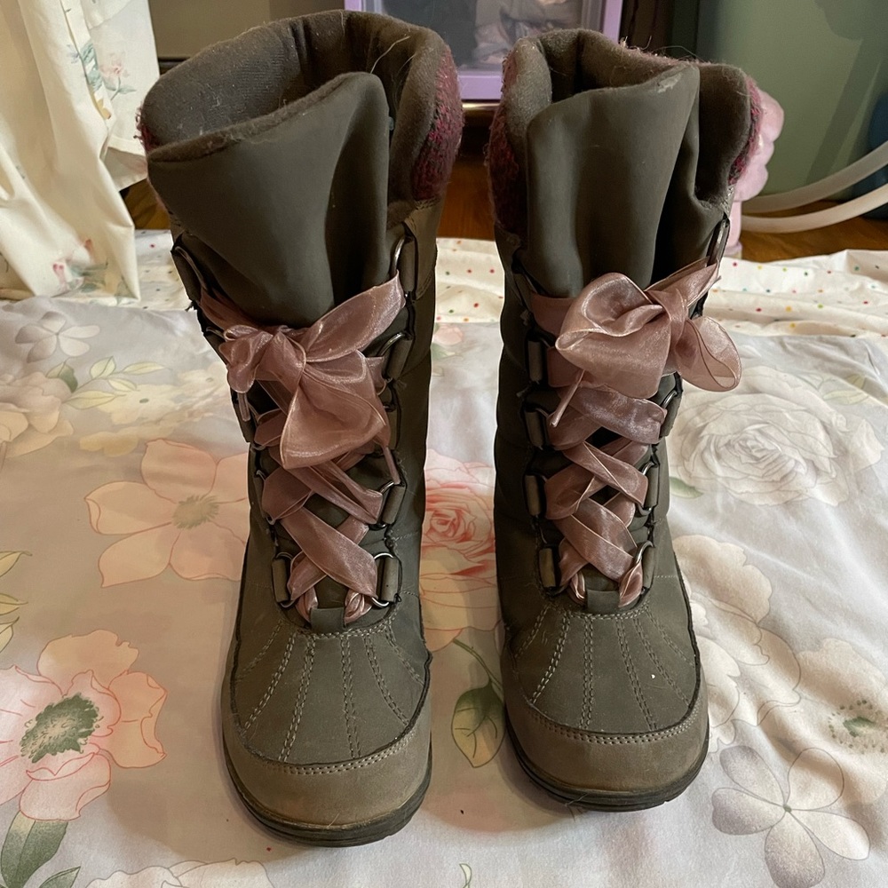 Size 8 winter boots, gently used, added cute little ribbons as laces